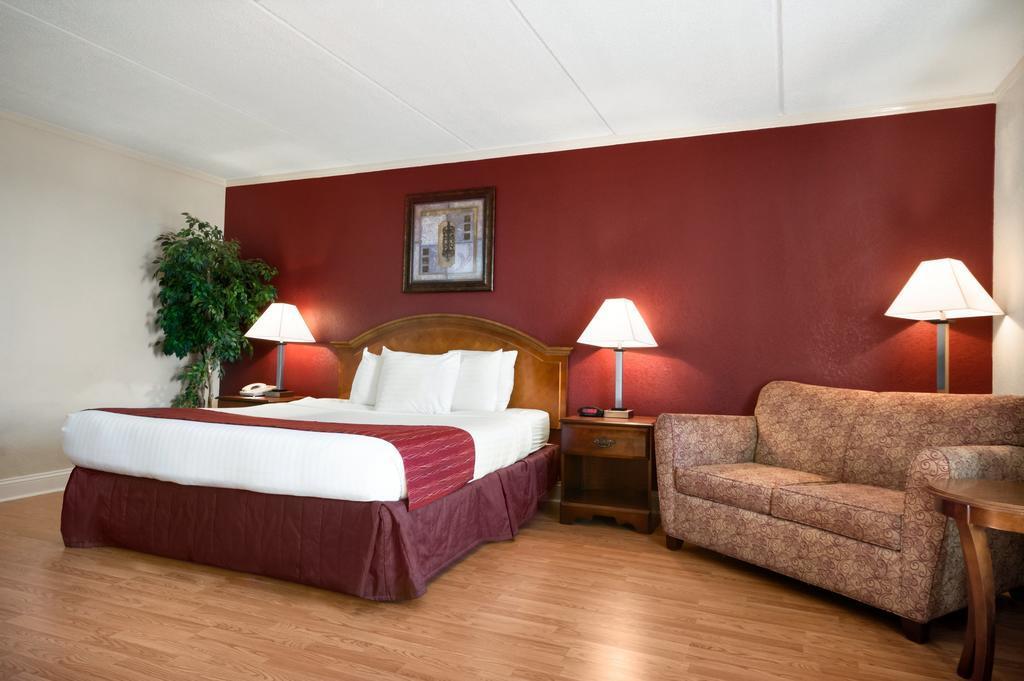 Days Inn & Suites By Wyndham Fort Bragg/Cross Creek Mall Fayetteville Exterior foto