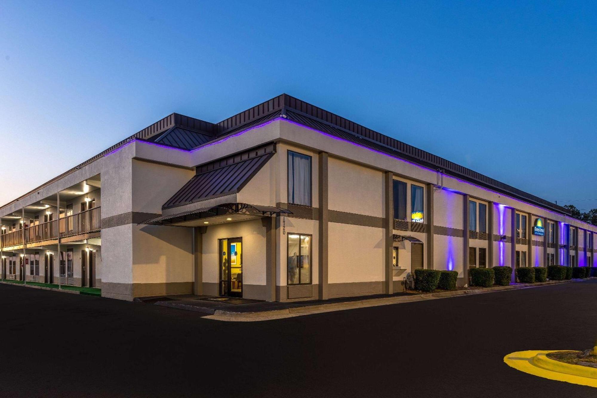 Days Inn & Suites By Wyndham Fort Bragg/Cross Creek Mall Fayetteville Exterior foto